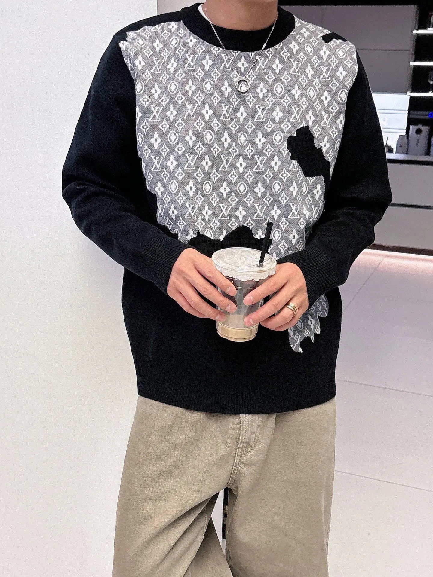 🅿️440 【LV Louis Vuitton】Autumn and winter classic round neck pullover sweater, in full condition! ! ! Wool blended fabric, the latest model in 2025, golden ratio! ! Slim-fitting soft gold, versatile and practical item, the combination and practicality are extremely powerful, simple and elegant, and classy! To create your own style, it is highly recommended to buy it in two colors. The standard slim fit tailoring process is suitable for both young and old men. It is knitted from wool and will not cause any discomfort! While keeping warm, it is stylish, textured and wearable, and the classic logo with contrasting colors on the chest feels in place! ! Recommended for regular customers! ! Size M-3XL (maximum wear: 190 pounds)